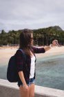 Femme prenant selfie avec téléphone portable près de la plage — Photo de stock