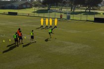Spieler trainieren an einem sonnigen Tag auf dem Sportplatz — Stockfoto