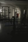 Hombre discapacitado haciendo ejercicio en el gimnasio - foto de stock