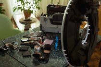 Accesorios cosméticos en una mesa en casa - foto de stock