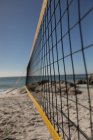 Primer plano de la red de voleibol en la playa - foto de stock