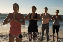 Женщины-волейболистки, вместе тренирующиеся на пляже — стоковое фото