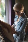 Жінка художник малює на полотні з пензлем в домашніх умовах — стокове фото
