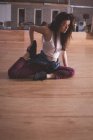 Joven bailarina haciendo ejercicio en estudio de danza - foto de stock