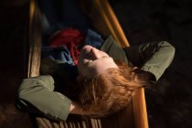 Жінка відпочиває на гамаку в лісі — стокове фото
