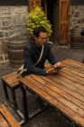 Empresário usando tablet digital no café pavimento — Fotografia de Stock