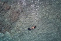Vue aérienne de la femme plongée en apnée en mer — Photo de stock