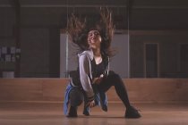 Jovem dançarina dançando no estúdio de dança — Fotografia de Stock