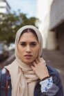 Schöne urbane Hidschab-Frau schaut in die Kamera — Stockfoto