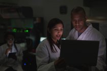 Cientistas discutindo sobre laptop no laboratório de ciências — Fotografia de Stock
