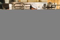 Мужчина-пекарь пишет на блокноте в булочной — стоковое фото