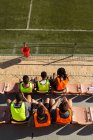 Vista ad alto angolo dei giocatori di calcio che si rilassano sulla panchina — Foto stock