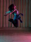 Jovem dançarina em pé no estúdio de dança — Fotografia de Stock