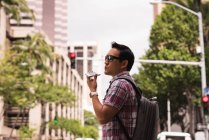 Умный человек говорит мобильный телефон на городской улице — стоковое фото