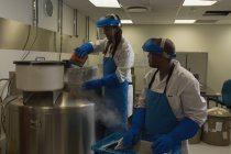 Cientista removendo amostras médicas da máquina em laboratório — Fotografia de Stock