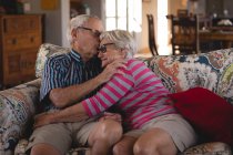 Романтична старша пара сидить на дивані вдома — стокове фото