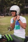 Счастливчик в шлеме в парке — стоковое фото