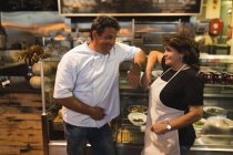 Bäckerinnen und Bäcker interagieren im Café miteinander — Stockfoto