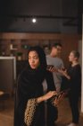 Молода хіджаб жінка використовує цифровий планшет в офісі — стокове фото