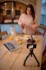 Женщина видео блоггер запись видео видеоблог дома — стоковое фото