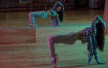 Танцовщица танцует в танцевальной студии — стоковое фото