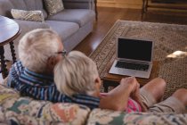 Romantische Senioren-Paar sitzt auf Sofa im Wohnzimmer zu Hause — Stockfoto