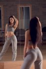 Tänzerin blickt im Tanzstudio in den Spiegel — Stockfoto