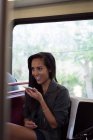Улыбающаяся женщина разговаривает по мобильному телефону в автобусе — стоковое фото
