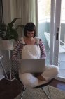 Junge Frau benutzt Laptop zu Hause — Stockfoto