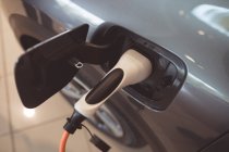 Combustível a ser enchido no tanque do carro no showroom — Fotografia de Stock