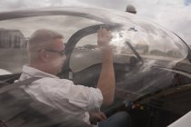 Вид сбоку пилота, готового запустить самолет — стоковое фото
