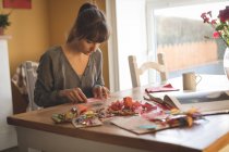 Hermosa mujer preparando artesanía en casa - foto de stock