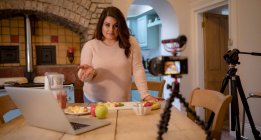Жіночий відео блогер записує відео-вхід вдома — стокове фото