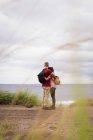 Romantisches Paar umarmt sich auf dem Land — Stockfoto