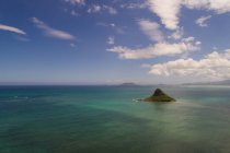 Острів з морем на сонячний день — стокове фото