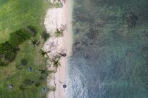 Вид с воздуха на красивый пляж — стоковое фото