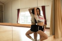 Жінка-танцюрист, що спирається на дзеркало в танцювальній студії — стокове фото