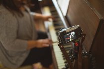Linda mulher vlogger tocando piano em casa — Fotografia de Stock