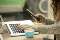 Frauen mit Laptop und Handy im Café — Stockfoto