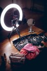 Accessori cosmetici su un tavolo a casa — Foto stock