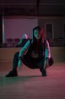 Junge Tänzerin tanzt im Tanzstudio — Stockfoto