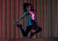 Молода танцівниця танцює в танцювальній студії — стокове фото