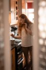 Schöne Frau kocht Essen in der Küche zu Hause — Stockfoto