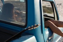 Coppia di relax in un pick-up in spiaggia in una giornata di sole — Foto stock