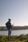 Чоловічий пішохідний безпілотник біля озера в сільській місцевості — стокове фото