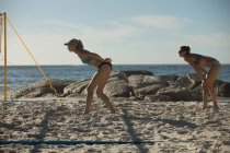 Giocatrici di pallavolo femminile che giocano a pallavolo sulla spiaggia — Foto stock