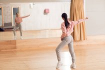 Jeune danseuse dansant en studio de danse — Photo de stock