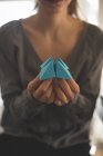 Primo piano della donna che mostra origami a casa — Foto stock