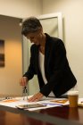 Ділова жінка робить відбиток за столом в офісі — стокове фото