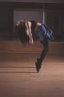 Bailarina joven bailando en estudio de danza - foto de stock